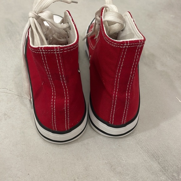 Red Converse size 6 - Picture 4 of 4